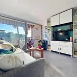 Capraphea T2 With Seaview,balcony,parking,ac,wifi.